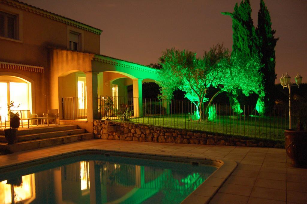 Les chambres d'hôtes d'Eloïse, piscine privée Aramon Extérieur photo